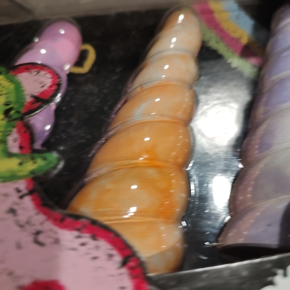 Create magical sidewalk art with the use of these unicorn horn swirl chalk stick - Picture 2 of 12